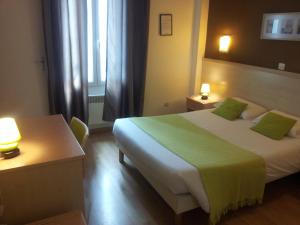 Hotels Hotel Du Midi : photos des chambres