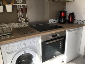 Goeland 3, studio classé climatisé, wifi, terrasses petite vue mer latérale au 3 ème étage sans ascenseur