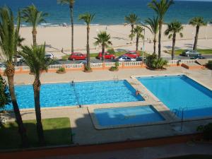 Apartamento 1ª linea de playa con piscina en edificio Albatros II