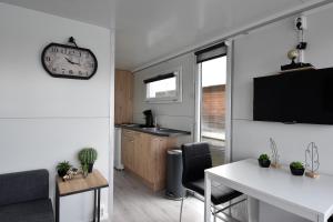 Cosy floating boatlodge, "Paris"