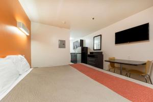 Deluxe King Room - Non-Smoking room in Motel 6-Greenville SC
