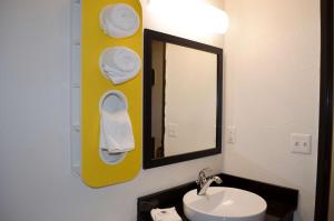 Deluxe King Room - Non-Smoking room in Motel 6-Kingsland GA - Kings Bay Naval Base