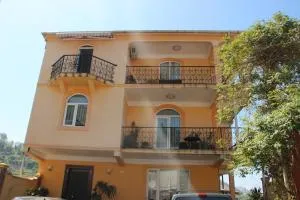 Yellow House - Vaja - Sarp