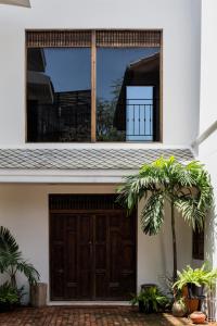 Mammoth Art Studio Pool villa in old city