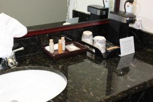 Queen Room room in O'Cairns Inn and Suites