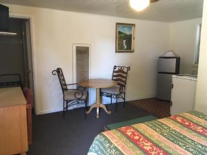 Family Room room in Sun -N- Sand Motel