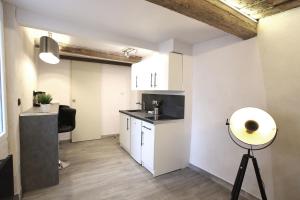 Appartements GregBnb-com - T2 Ancien et moderne - PARKING INCLUS - 15min Gare : photos des chambres