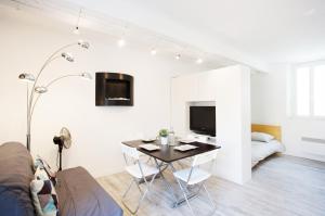 Appartements GregBnb - Studio moderne - Coin nuit - CLIMATISE : photos des chambres