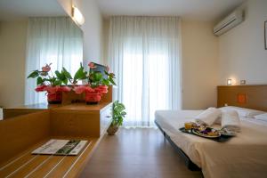 Triple Room with Sea View room in Hotel Ridolfi