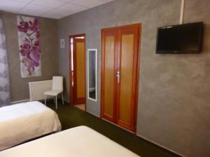 Hotels Hotel les Glycines : Chambre Triple