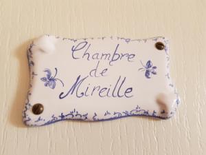 B&B / Chambres d'hotes Bastide des Oliviers : Chambre Lit Queen-Size - Vue sur Piscine