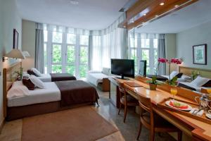 Family Room (2 Adults + 1 Child) room in VP Jardín de Tres Cantos