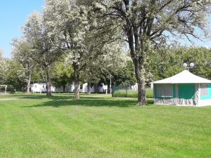 Campings Les Berges Du Cele : photos des chambres