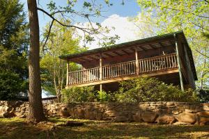 Hummingbird room in Mountain Springs Cabins