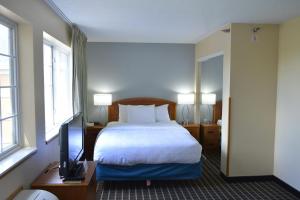 One-Bedroom Queen Suite - Non-Smoking room in MainStay Suites Dubuque at Hwy 20