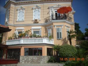 Apartment at Sea