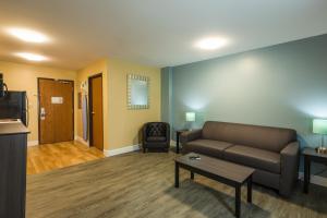 Two-Room Queen Suite with Two Bathrooms - Non-Smoking room in Hawthorn Suites by Wyndham St Robert/Ft Leonard Wood