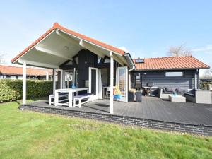 Two-Bedroom Holiday Home room in Beautiful Holiday Home in Kattendijke near Lake