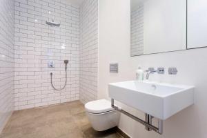 Veeve - Contemporary in Swiss Cottage