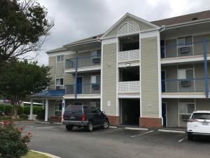 Deluxe Queen Room - Smoking room in Studio 6-Fayetteville NC - Fort Bragg Area