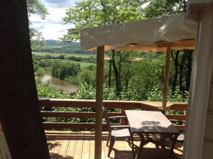 Chateau-camping la Grange Fort, 63500 Les Pradeaux