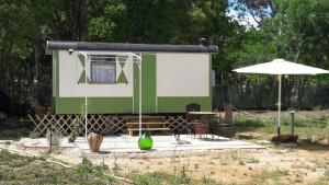 Maisons de vacances Logement Insolite Roulotte : photos des chambres