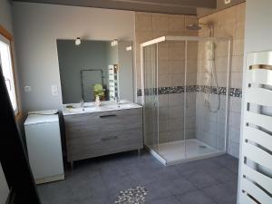 Chalets La jonquille jacuzzi et sauna : photos des chambres