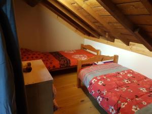 Chalets La jonquille jacuzzi et sauna : photos des chambres
