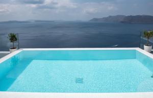 Deluxe Suite with Infinity Pool and Caldera View