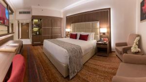 1 King Bed and 2 Twin Beds Suite - Smoking room in Ramada by Wyndham Continental Jeddah