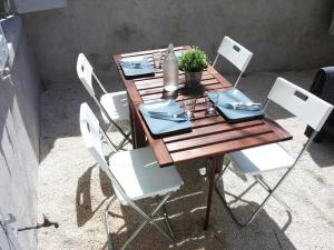 Appartements GregBnb - Studio Terrasse - PARKING INCLUS - CLIMATISE - 15min Gare : photos des chambres