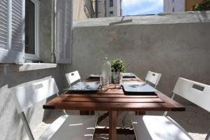 Appartements GregBnb - Studio Terrasse - PARKING INCLUS - CLIMATISE - 15min Gare : photos des chambres