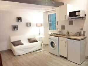 Appartements GregBnb - Studio Terrasse - PARKING INCLUS - CLIMATISE - 15min Gare : photos des chambres