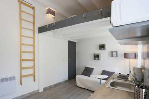 Appartements GregBnb - Studio Terrasse - PARKING INCLUS - CLIMATISE - 15min Gare : photos des chambres