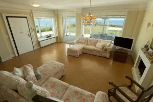 Magnificent Seascape Villa on a Secluded Beach - 尼亚·蒙达尼亚