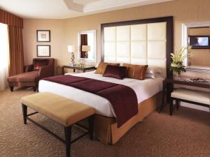 Executive King Room - includes Premium Guest Benefits room in Mövenpick Grand Al Bustan