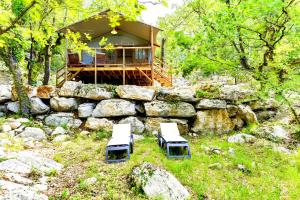 Maisons de vacances Cabanes Lodges Le Serviere : photos des chambres