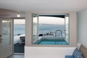 Deluxe Suite with Infinity Pool and Caldera View