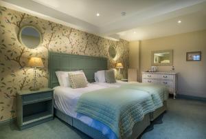 Classic Twin Room room in The Golden Fleece Hotel Thirsk North Yorkshire