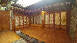 Phòng kiểu Hàn Quốc 3 người có phòng tắm riêng (Korean Style Triple Room with Private Bathroom)
