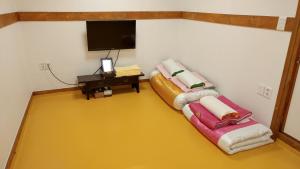 Phòng gia đình với phòng tắm riêng. (Family Room with Private Bathroom)