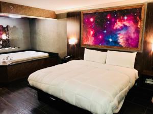 Suite with Hot Tub room in The Lincoln Hotel Philadelphia