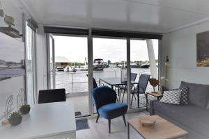 Cosy floating boatlodge, "Paris"