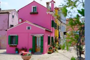 Night Galleria holiday home - bed & art in Burano - the pink house - Torcello