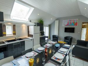 Maisons de vacances Elegant Retreat with Pool : photos des chambres