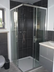 Maisons de vacances Workshop with shared pool for 2-6 in Semur en Auxois, Burgundy : photos des chambres
