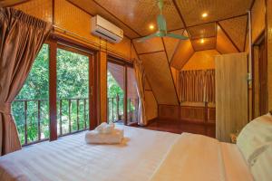 Traditional Thai Villa Nikkie in Tropical Nature, 4BR & Pool, near Rawai Beach
