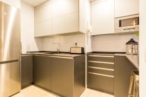 Del Parque Flats Alamos Parrot