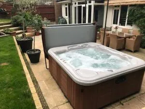 Wimbledon Tennis House with Hot Tub; 4 minute walk - 新莫尔登