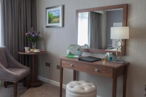 Four Seasons Hotel & Leisure Club